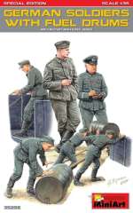 35256 Немецкие солдаты с топливными бочками MiniArt