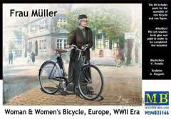 35166 Фрау Мюллер с велосипедом Master Box